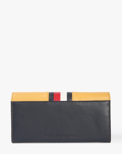 Tommy hilfiger travel outlet wallet