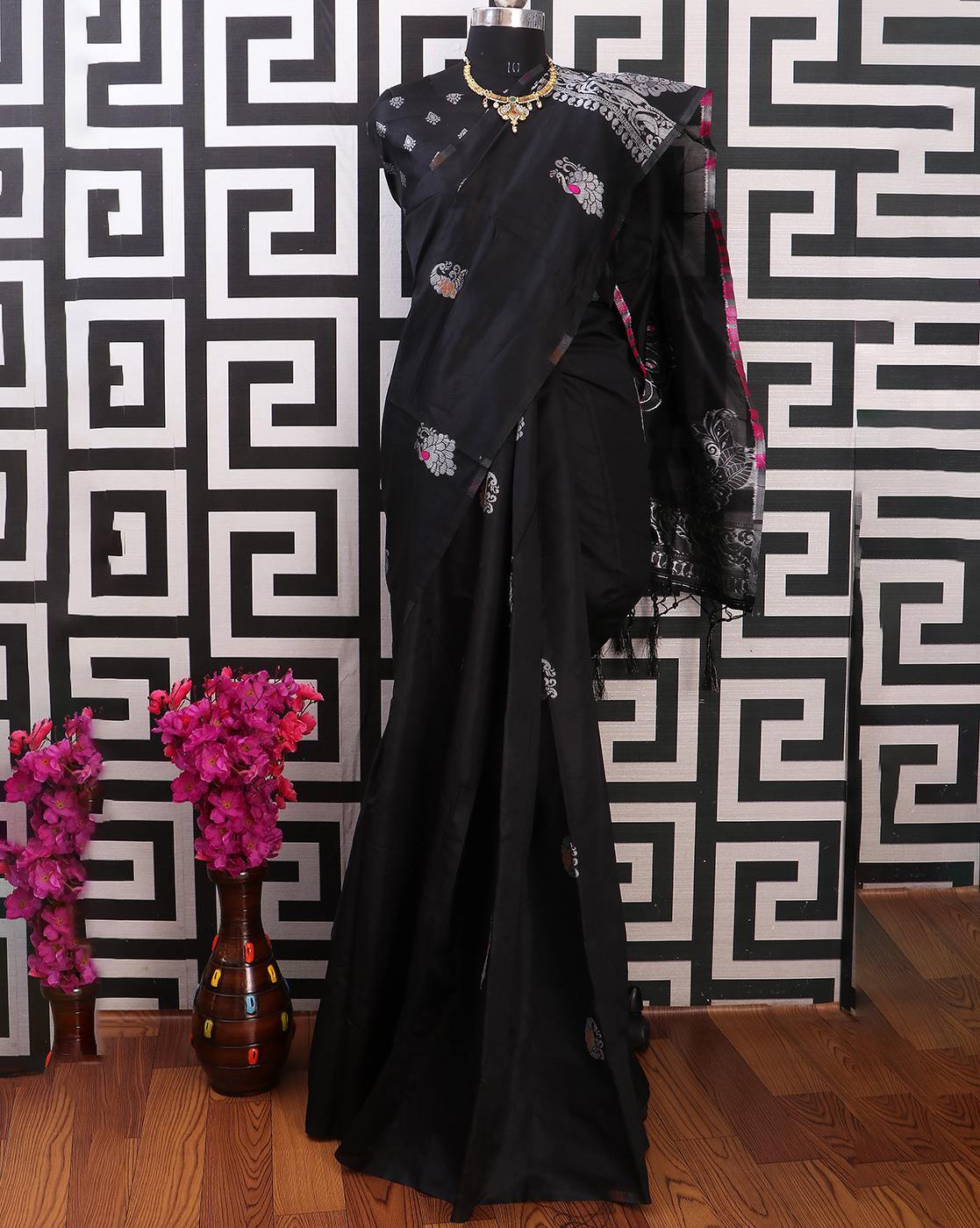 Off-White Mul Saree Set Design by Mati at Pernia's Pop Up Shop 2024