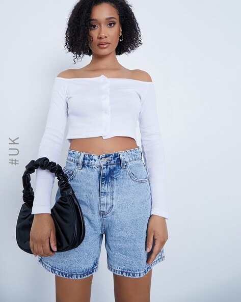 Off shoulder crop top & high waisted white shorts.