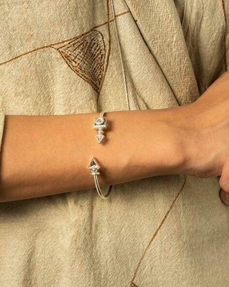 Buy Shaya by CaratLane Shokhi Bracelet in Oxidised 925 Silver Online
