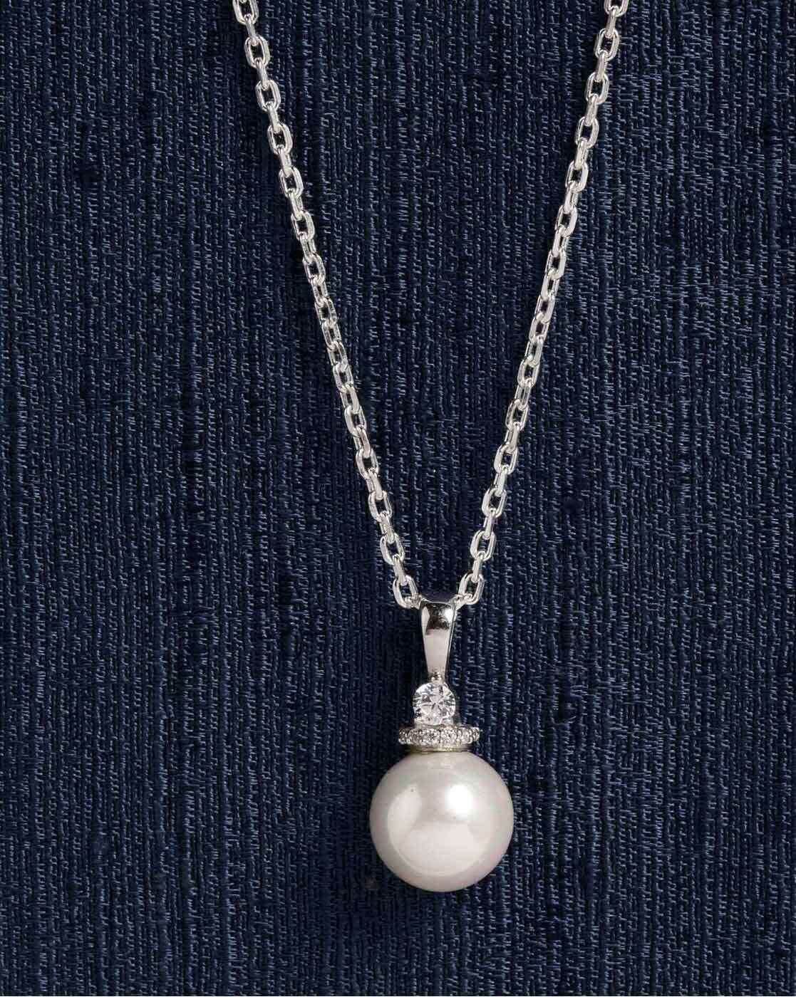 White pearl hot sale pendant necklace