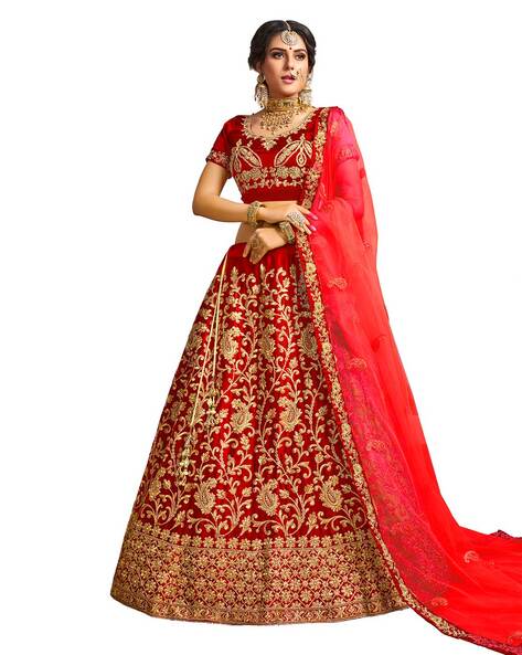 Tomato red lehenga with Sabyasachi jewellery | Bridal outfits, Red lehenga,  Indian wedding dress