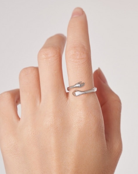 Does anyone wear multiple rings on thier hands whilst wearing thier  engagement ring? (Like the picture attached) if so can you show me? I'm  intrigued to see : r/EngagementRings