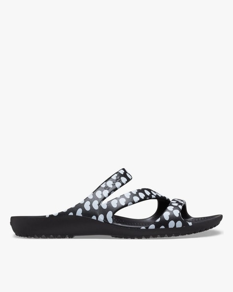 Heart discount print crocs