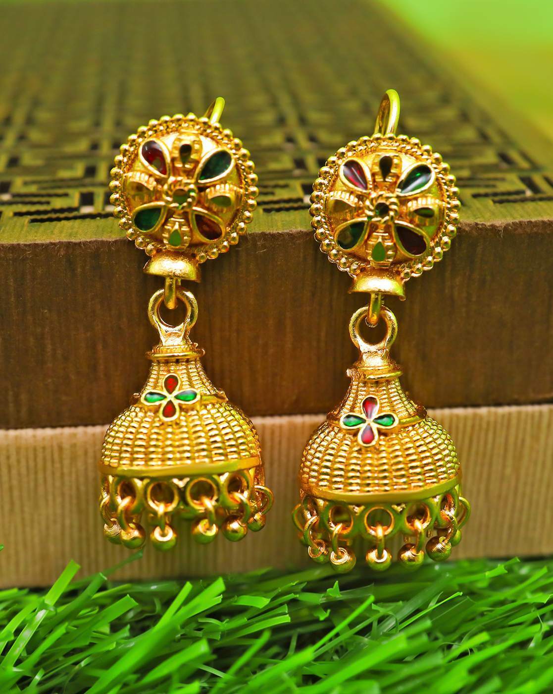 Earrings Designs Gold गोल्ड इयररिंग के ये लेटेस्ट डिजाइन आपको देंगे खूबसूरत  लुक यहां देखें लिस्ट - Earrings Designs Gold Latest Perfect For Daily Use  Like Studs Jhumkas