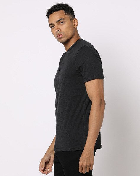 Buy Black Tshirts for Men by GAP Online | Ajio.com