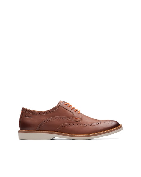 Tan store clarks shoes