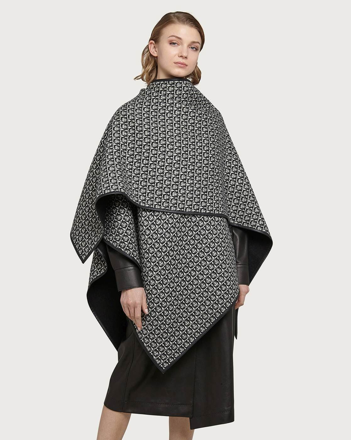 【送料&関税込】Ferragamo Nadir Print Reversible Cape In Cah Ferragamo Monogram cape - Women | Ferragamo