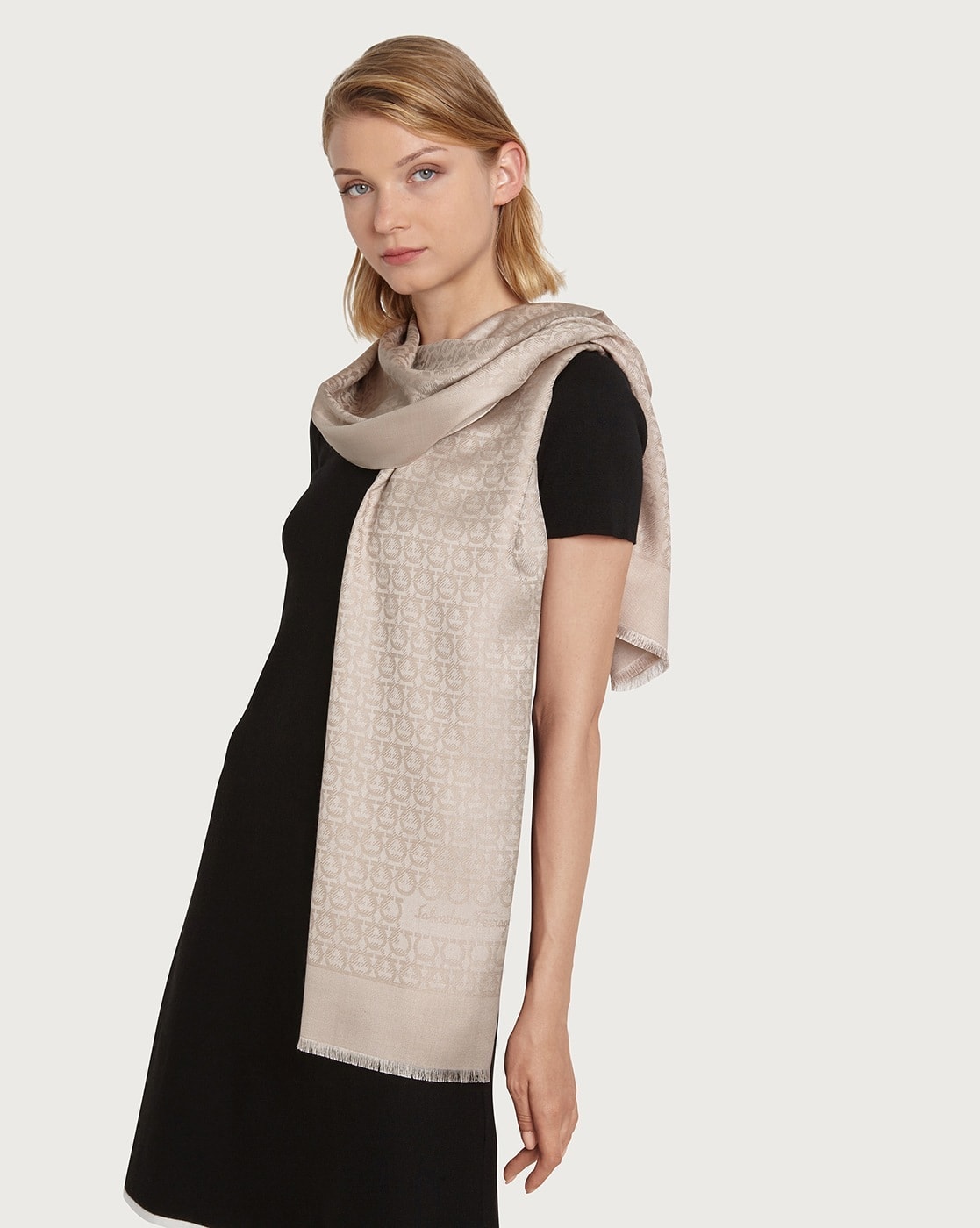 【送料&関税込】Ferragamo Micro Sequins Stole Scarf 送料&関税込】Ferragamo Micro Sequins Stole Scarf Ferragamo