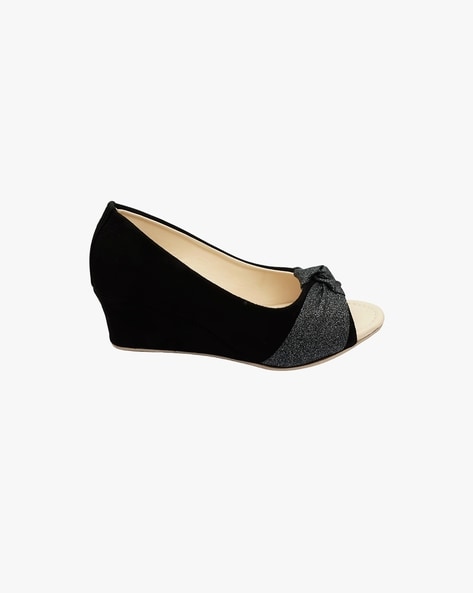 Closed toe best sale wedges black