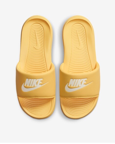 Gold nike sale flip flops