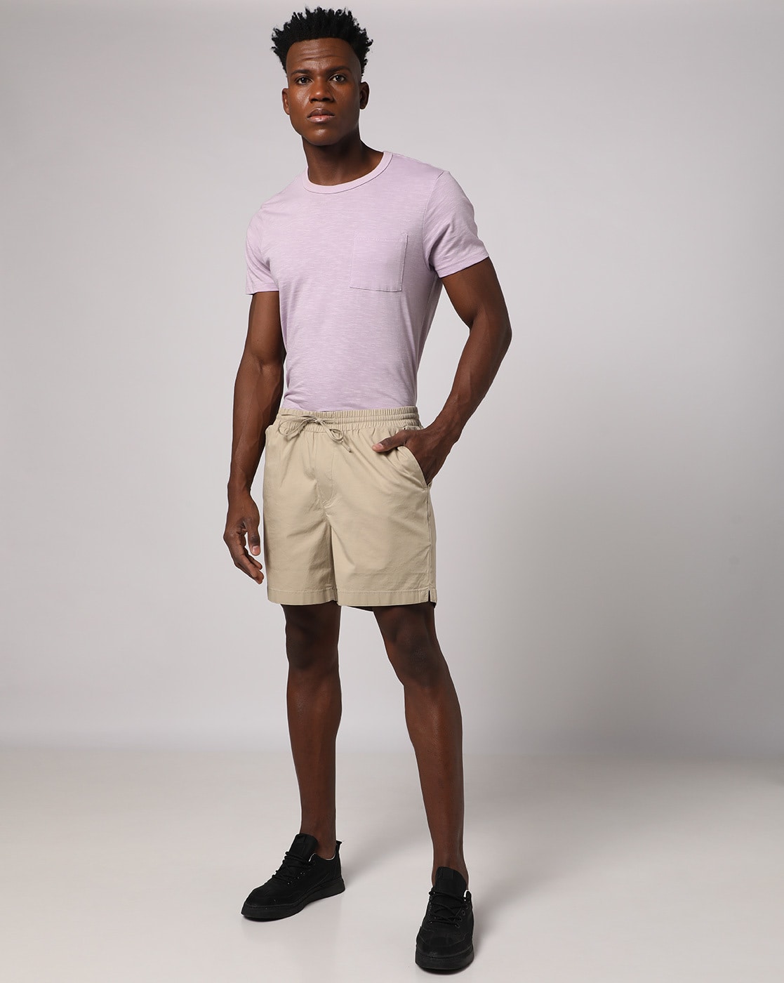 Men's outfits with khaki on sale shorts