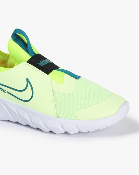 Nike pull best sale on tennis shoes