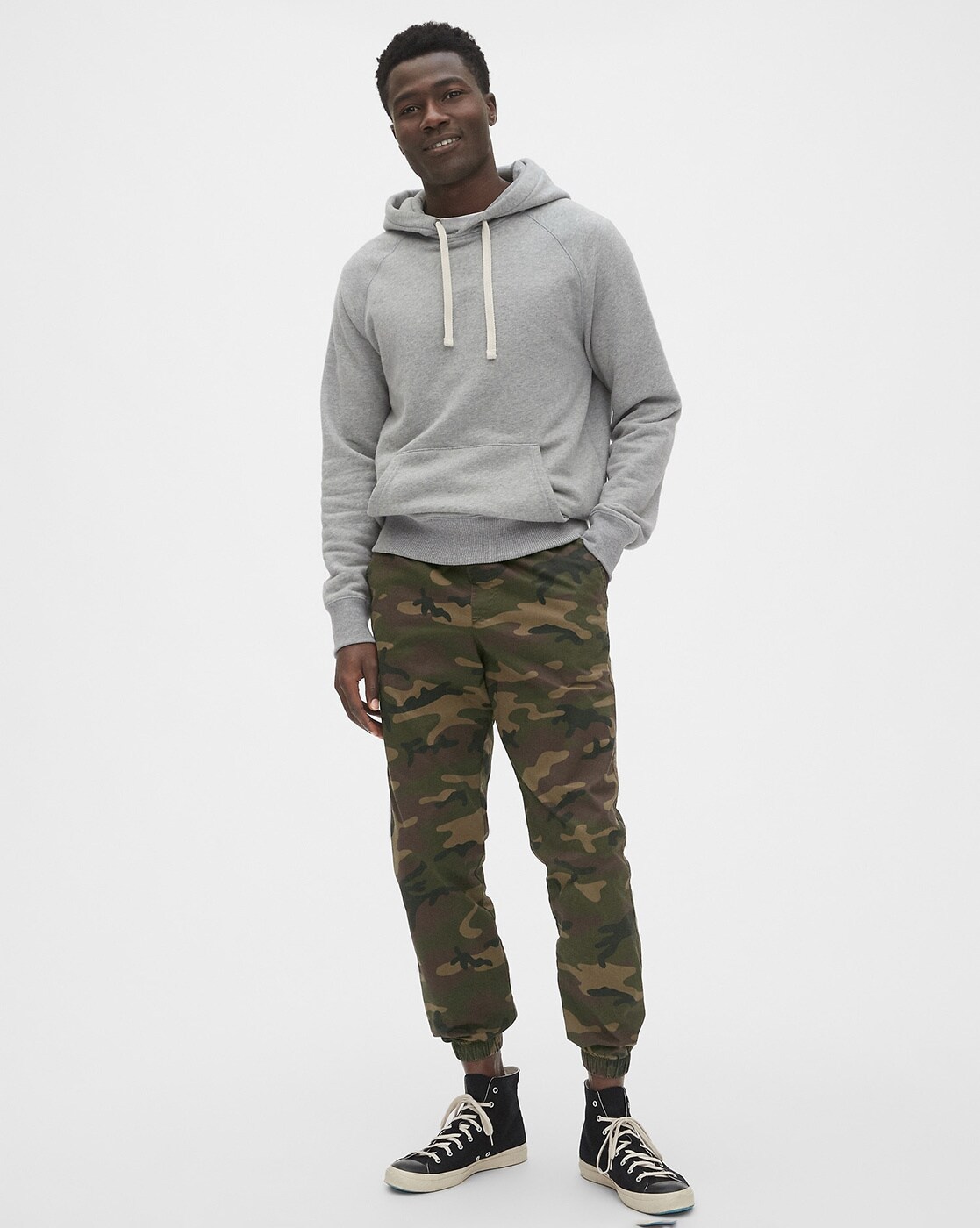 Camo joggers deals outfit men