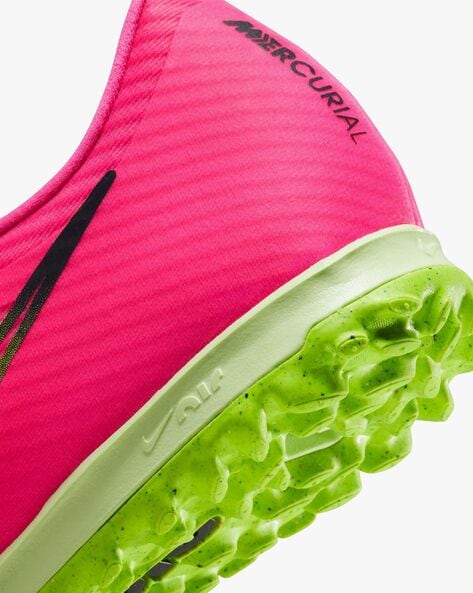 Nike football cheap shoes pink colour