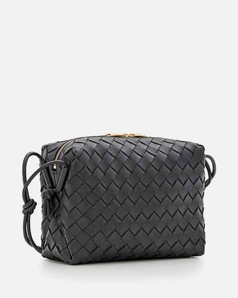 ショルダーバッグ・ポシェット BOTTEGA VENETA Black Small Loop Camera Bag ブラックスモール ループ カメラバッグ| Bottega Veneta® 日本