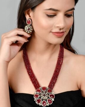 Maroon hot sale colour necklace