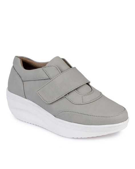 Women's sneakers with deals velcro closing