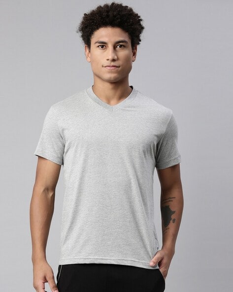 Levis v store neck