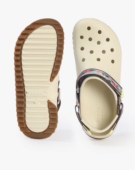 Cream discount color crocs