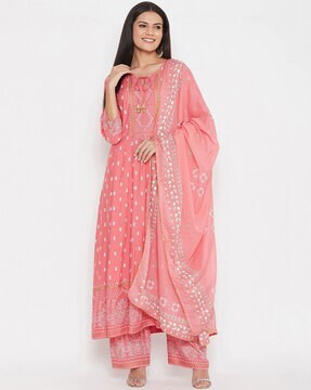 Ethnic suit outlet sets