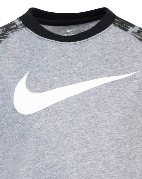 Nike logo sales on sleeve