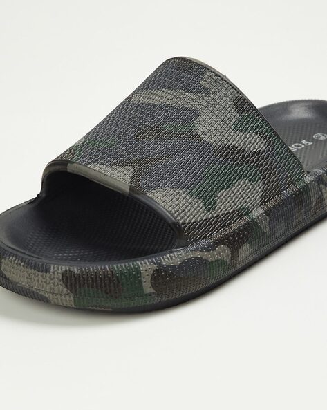 Camouflage best sale flip flops