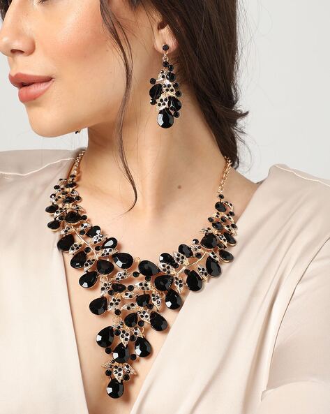 Stylish Pearl Necklace in Black Stone Pendant