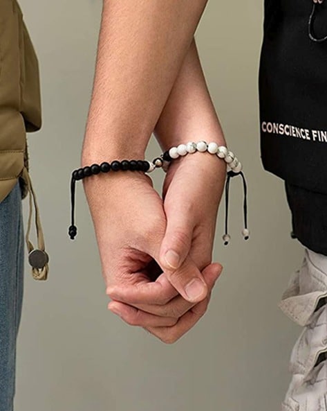 tekme 2PCS Set Couple Bracelet, Magnetic Bracelet for Couples/Women/Men,  Stainless Steel Heart Shaped Attraction Matching Bracelets Gift for  Lover/Friend, Gift for Valentine Day (Black) : Amazon.in: Fashion