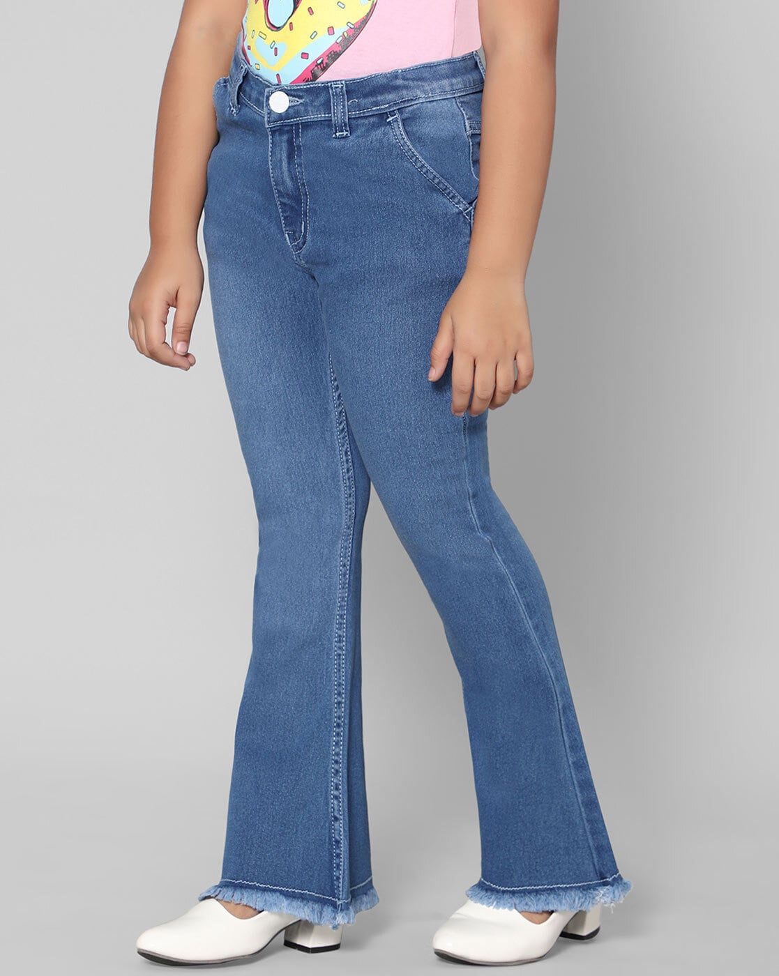 Brunette selfie jean girl Stable Diffusion prompt - Midjourney