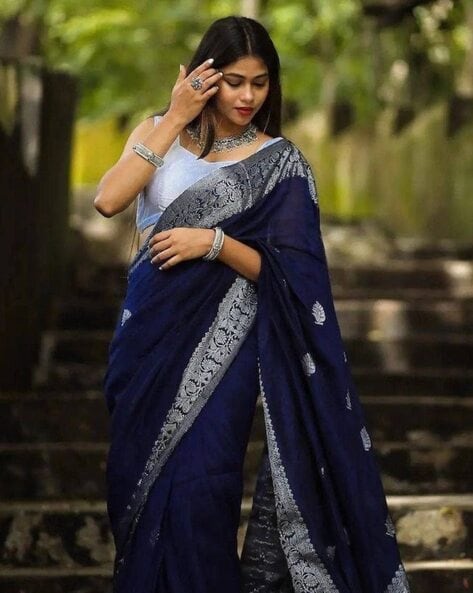 Indian Beautiful young girl in Traditional Saree posing outdoors 5579401  Stock Photo at Vecteezy