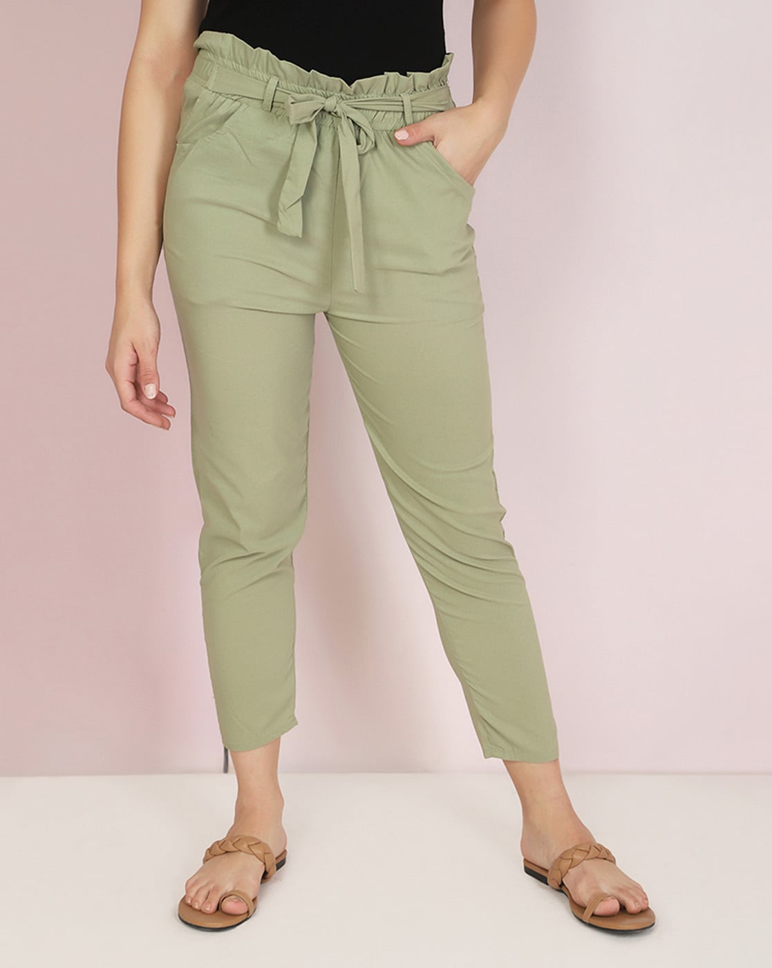 Pin by Verónica P on Moda | Olive green pants outfit, Work outfits women,  Stylish work outfits