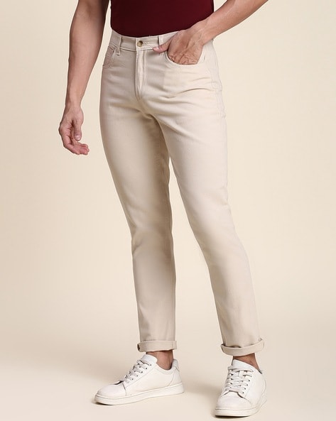 chaussures à porter en été sneakers blanche avec chino beige et veste en  jean délavée  Estilos casuais masculinos Moda masculina casual Vestuário  masculino