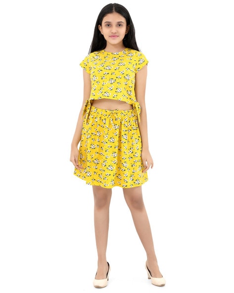 Girl in the 2025 yellow skirt print