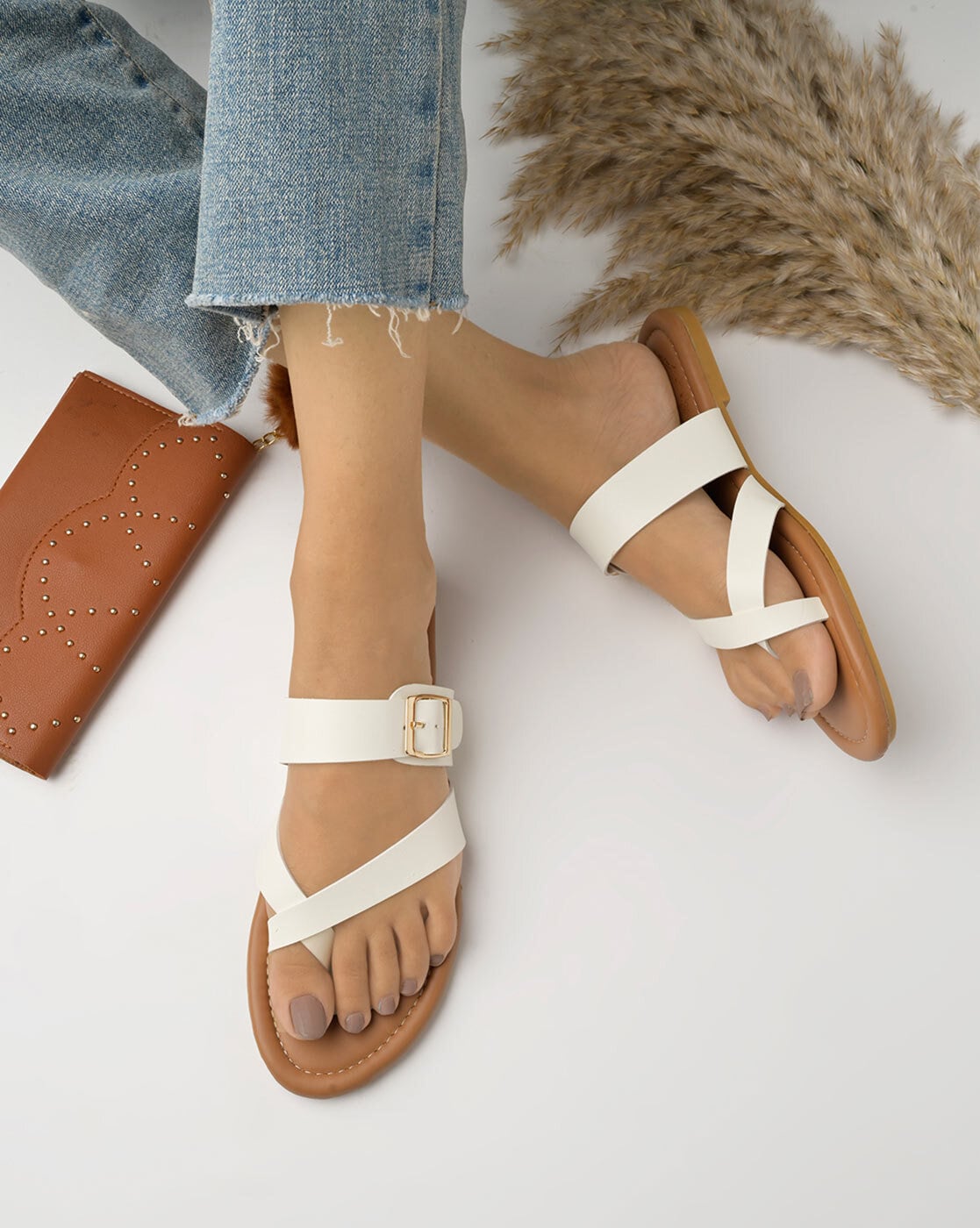 White sandals hot sale with toe ring