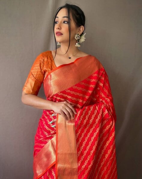 Gorgeous 👰 in chilli red Kanchipuram saree ❤️ . Photo by @focuzstudios . .  Visit : 𝗞𝗮𝗻𝗷𝗶𝘃𝗮𝗿𝗮𝗺𝘀𝗶𝗹𝗸𝘀.𝗰𝗼𝗺 for celebrity wedding silk  sarees… | Instagram