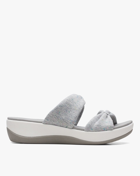 Clarks Solid Tan Sandals Size 8 - 65% off | ThredUp