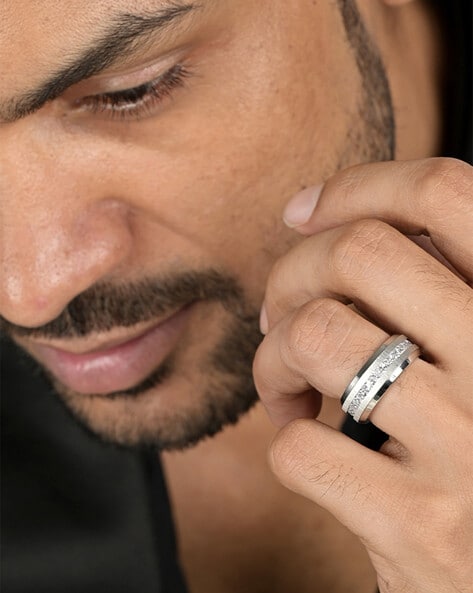 A guide to men's engagement ring - The Caratlane