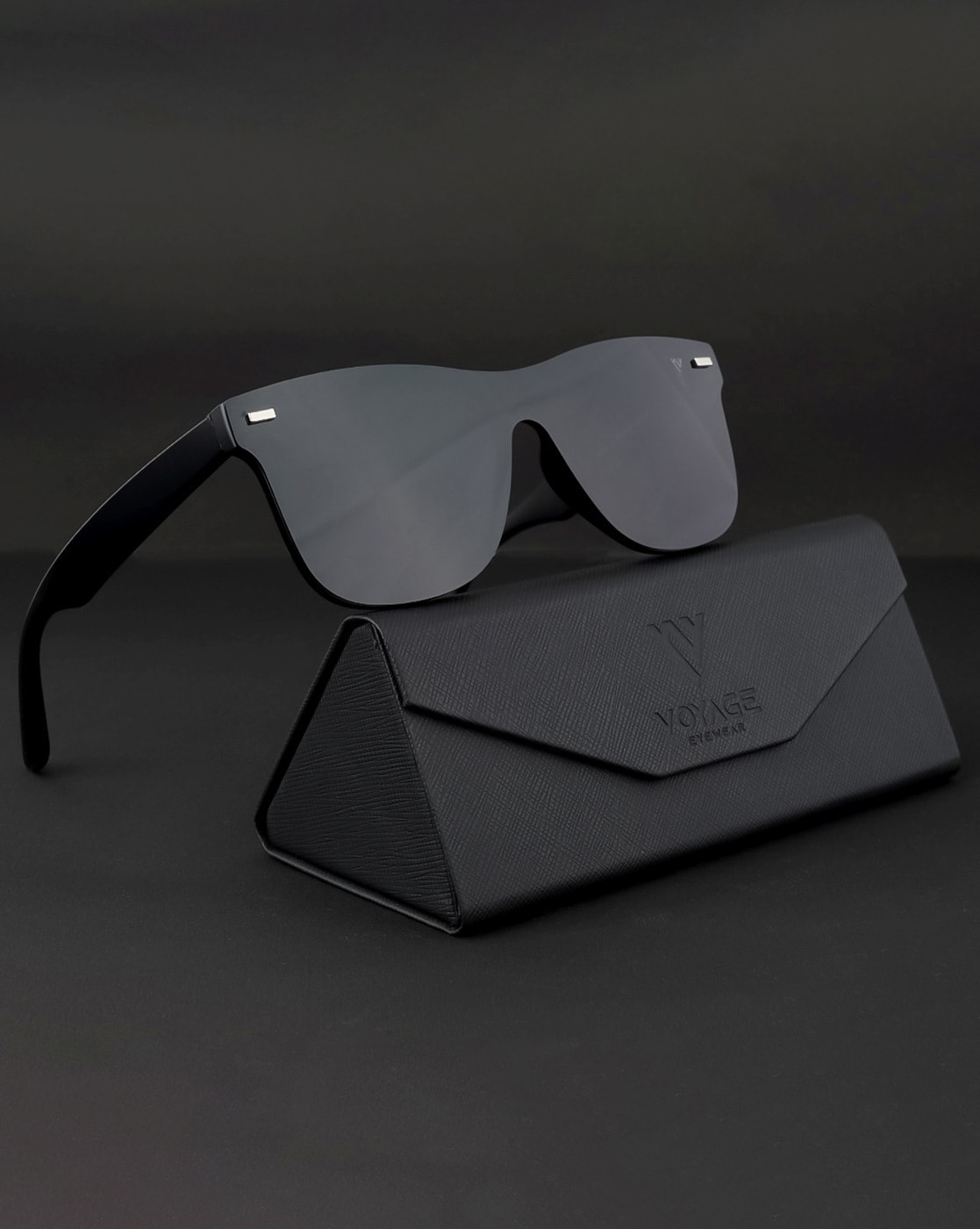 RvceShops | Take your look in a classic direction with these square  sunglasses from | AKILA Apollo Sunglasses Black