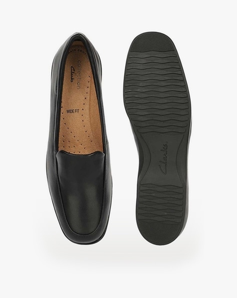 Clarks wide clearance fit pumps