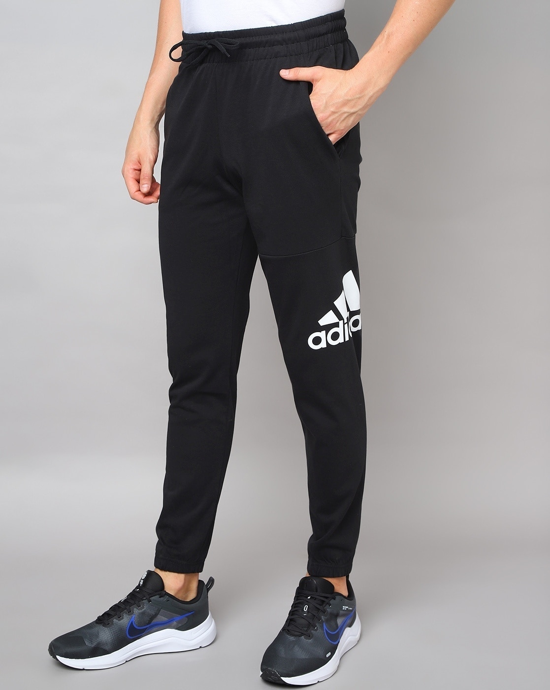 Amazon.com: adidas Originals Men's Sport Logo Sweatpants, Black, X-Large :  Clothing, Shoes & Jewelry