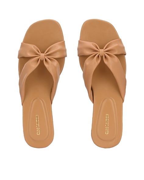 Flat store clog sandals