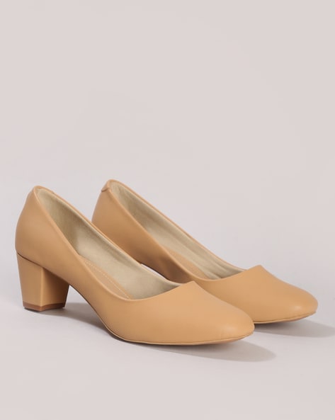 Beige round toe outlet pumps