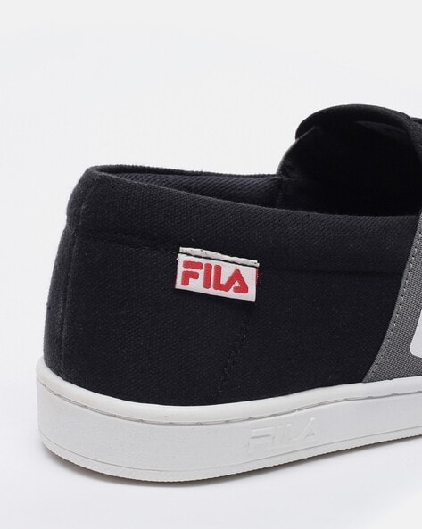 Fila original hot sale logo slip on