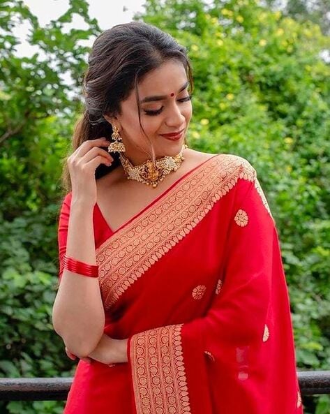 A golden Banarasi saree and chettinad gold jewellery is whole of grace,  tradition and opulence. Saree - @ange.in Jewellery -… | Instagram