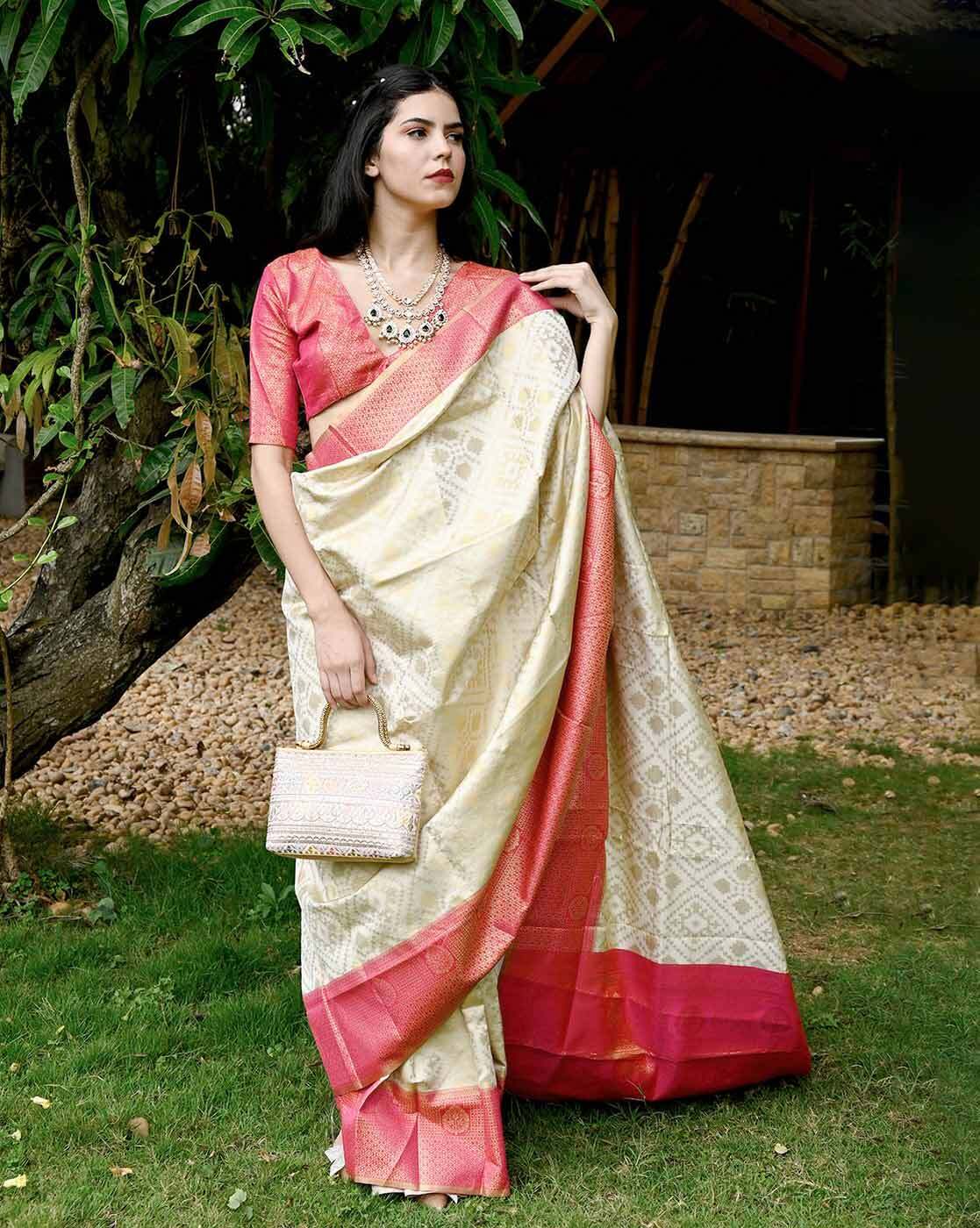 Contemporary Green Soft Silk Saree With Fancy Blouse Fabric – TrendOye