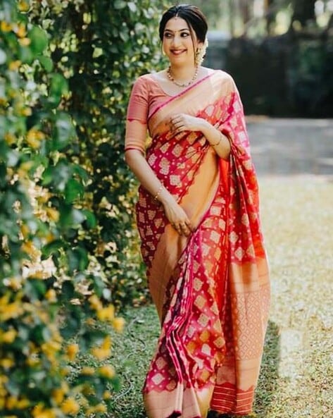 Wear hot sale banarasi saree