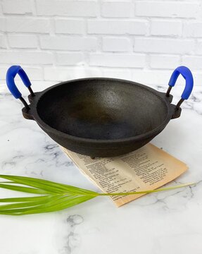 https://assets.ajio.com/medias/sys_master/root/20230816/hQyj/64dca3c0eebac147fccc6e8d/green-heirloom-black-kadais-cast-iron-sri-lankan-hopper.jpg