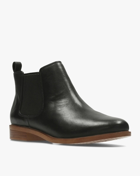 Clarks taylor hot sale shine black