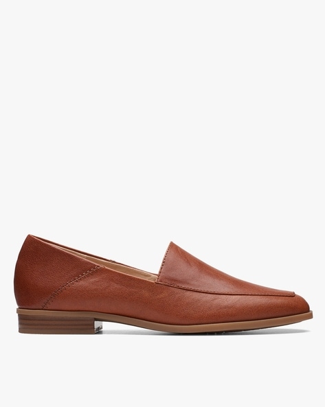 Clarks tan best sale shoes womens